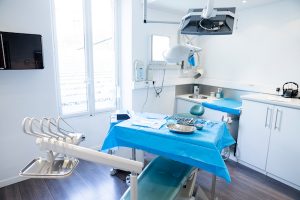 Bloc-operatoire-dentiste-implants-grenoble